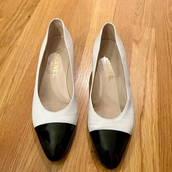 EUC Women's Vintage CHANEL White Black Cap Toe Low Heel Pumps Size 38.5 or US 8 - Picture 2 of 10